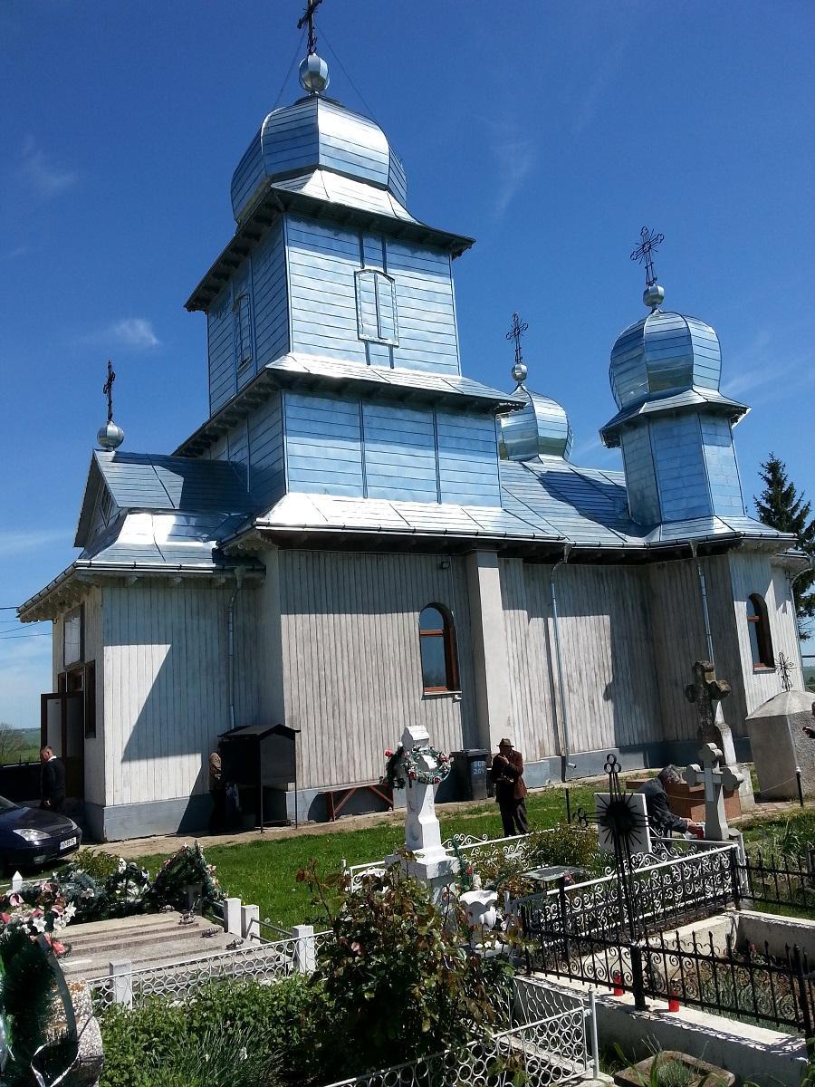 Biserica și o parte din cimitir